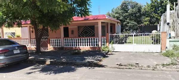 CASA EN VENTA EN MANLIO FABIO ALTAMIRADO VERACRUZ CON AMPLIO TERRENO