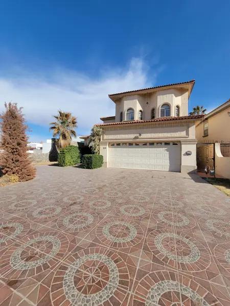 HERMOSA RESIDENCIA EN VENTA CON PANELES SOLARES Y AMPLIO JARDINE