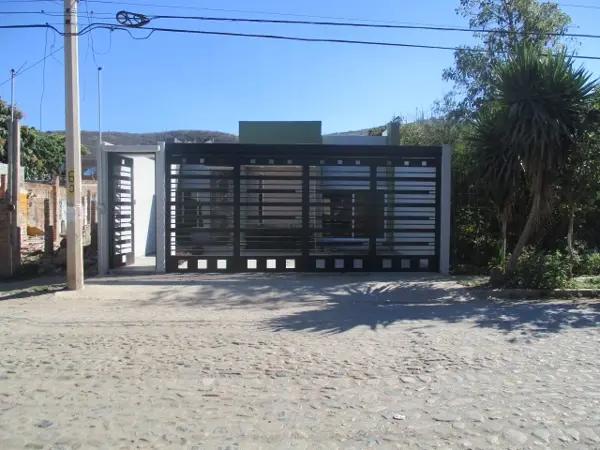 Ángela de Luna Teléfono 317-106-7911 vende casa calle Rosario Castellanos 130