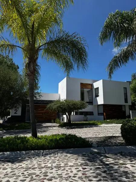 Lujosa y moderna casa en venta, ubicada en South Hill, Club de Golf Balvanera. Lujosa y moderna casa en venta, ubicada en South Hill, Club de Golf Balvanera.