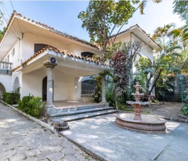 Casa comercial ideal para oficina o consultorio a minutos de plaza Cuernavaca.
