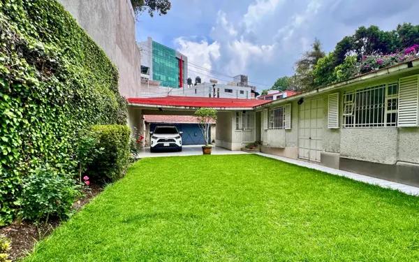 Casa en solo piso con jardín, excelente ubicación y cerca de servicios. Excelente para remodelar y a
