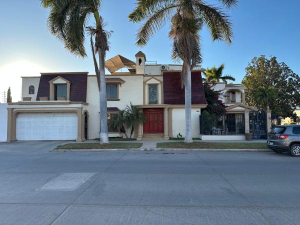 Venta de Casa en Las Fuentes, Amplia Residencia con Alberca.
