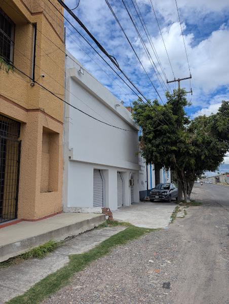 Moderno y recién  remodelado  Inmueble se puede usar para franquicia, local ,oficinas, consultorios