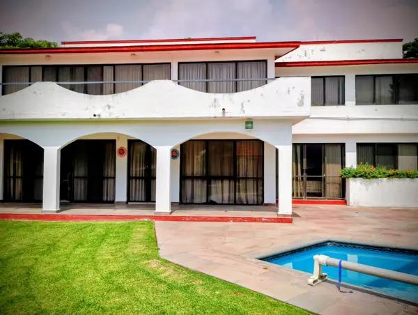 PRECIOSA RESIDENCIA, AMPLIOS ESPACIOS. CUATRO RECÁMARAS.
MAGNIFICO PRECIO.