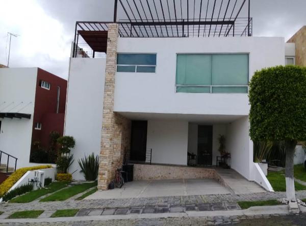 Casa en Venta en Lomas de Angelópolis: Cluster 10 10 10 con Espacios Amplios y Modernos