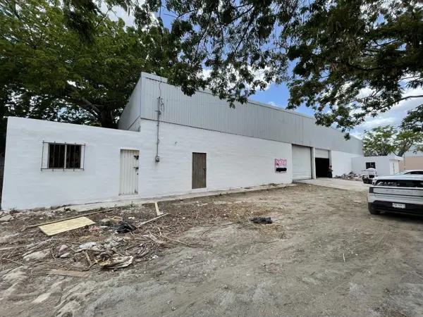 | Bodega comercial estratégicamente ubicada | | Bodega comercial estratégicamente ubicada |
