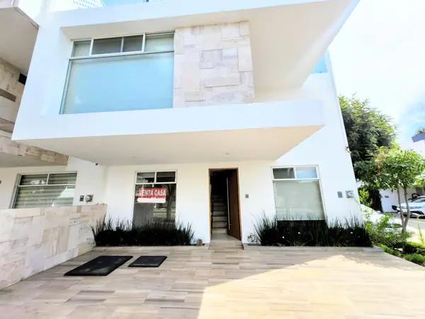 Casa en venta con recámara en PB, en   Lomas de Angelópolis, zona nuevo Chedrahui Select y omada