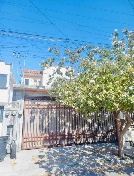 Casa en Venta en Apodaca, Balcones de Santa Rosa con Patio y Estacionamiento Cubierto Casa en Venta en Apodaca, Balcones de Santa Rosa con Patio y Estacionamiento Cubierto