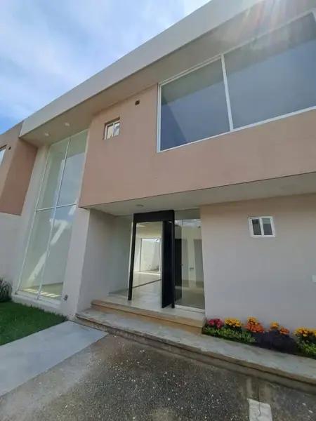 Renta de casa con excelente ubicación.