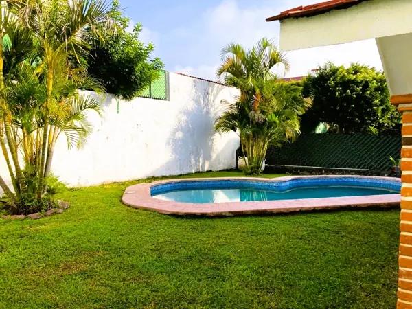 Casa Remodelada en Venta en Cocoyoc. Amplia Propiedad con Jardín y Piscina privada.