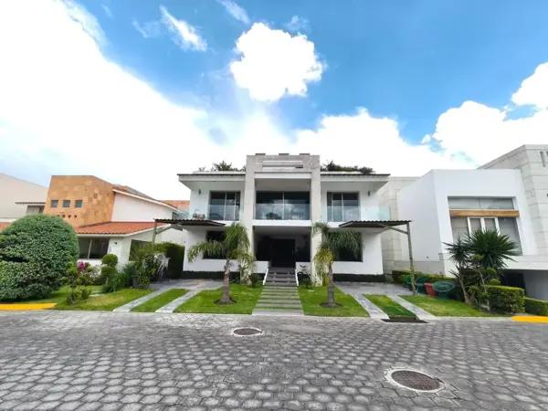 Residencia Minimalista en Venta en Metepec: Amplia Casa en Comunidad Cerrada