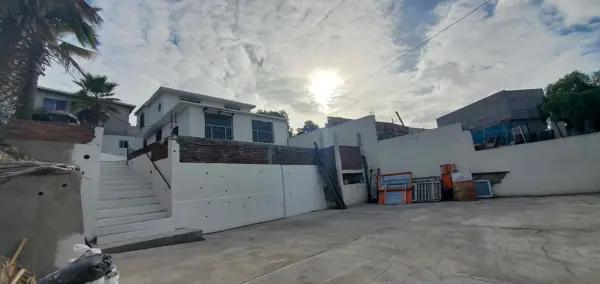 CASA EN RENTA EN COL. CIUDAD JARDIN TIJUANA, 4 RECS Y 2 SALAS, TERRENO AMPLIO 450 MT2 $750 DLLS
