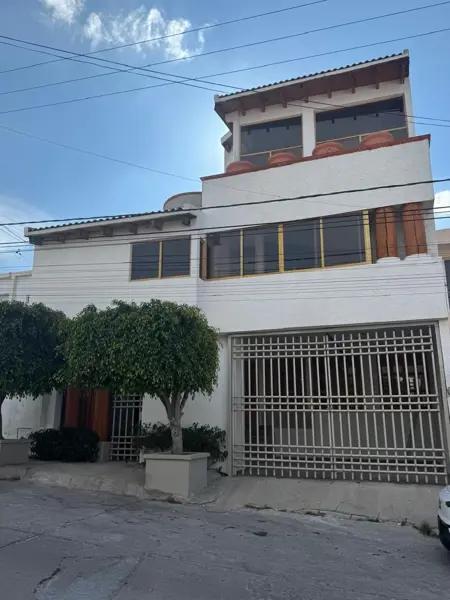 Casa en venta, excelente ubicación en Lomas, recién remodelada. Casa en venta, excelente ubicación en Lomas, recién remodelada.
