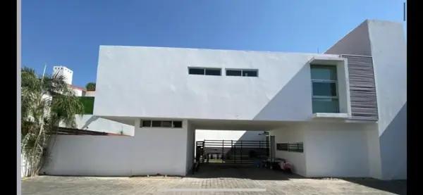 Venta de casa en condominio *Zona Vista hermosa*.
