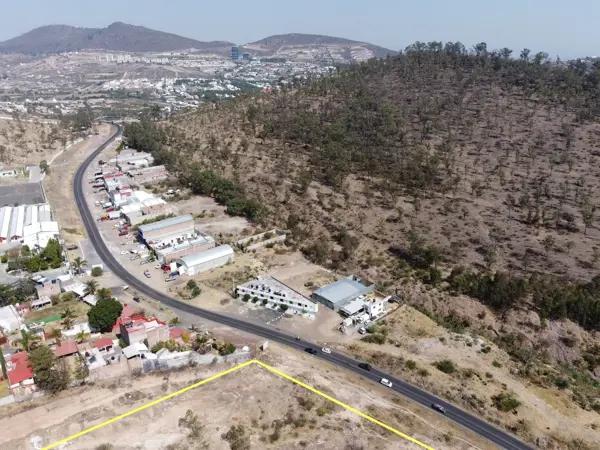 Terreno en Jaripeo, al pie de carretera.  Gran Oportunidad de Inversión