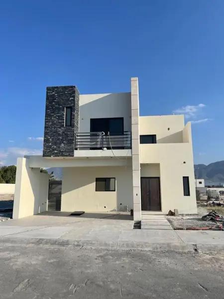 Casa Residencial en Venta En fraccionamiento Frente a Libramiento Óscar Flores Tapia, Saltillo