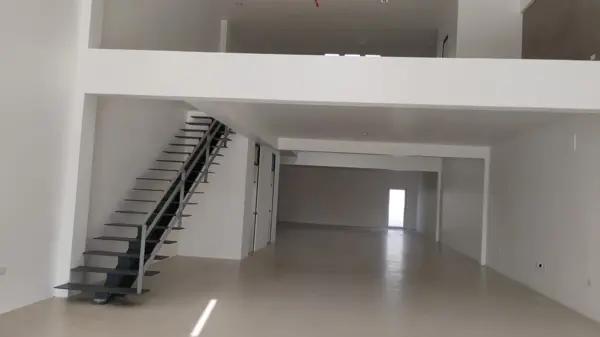 | Espacioso local comercial de 2 plantas en renta |