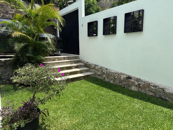 Casa en Hermosa Privada Cerrada, en Zona Dorada