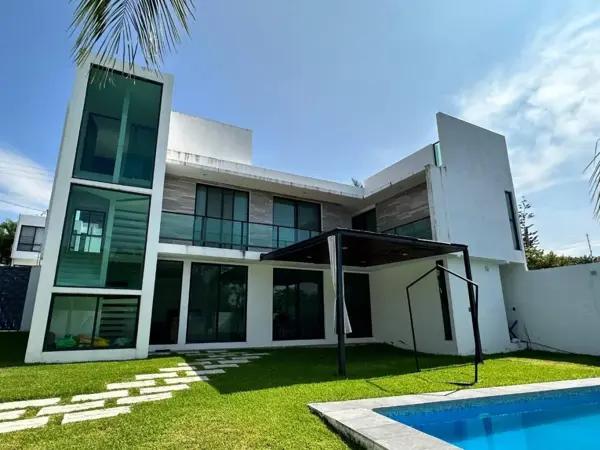 Venta de Casa en Oaxtepec, Morelos. Con Roof Garden con jacuzzi y Alberca en Fraccionamiento priv.