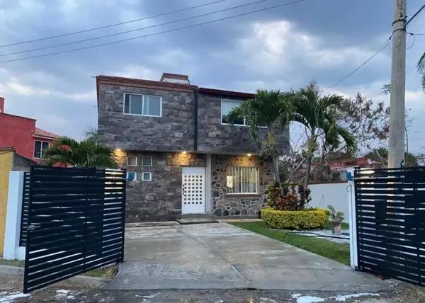 Venta de casa en Oaxtepec, Morelos. Con  jacuzzi dentro de fraccionamiento privado