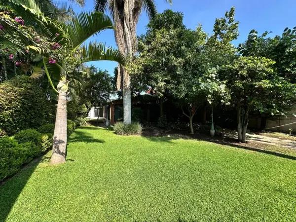 Venta de casa en Oaxtepec, Morelos con jardín frondoso, vapor y sauna en Fraccionamiento privado
