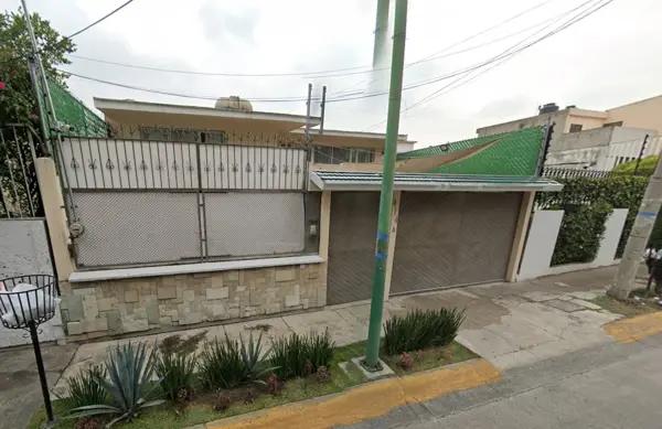 Casa Familiar con Estacionamiento en Naucalpan