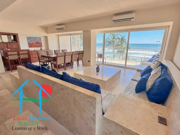 Departamento de playa en venta con 4 recámaras, terraza y vista al mar
