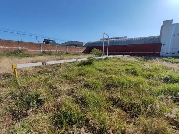 Terreno comercial en renta bardeado.