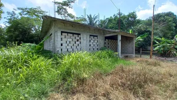 Casa en obra negra con terreno amplio