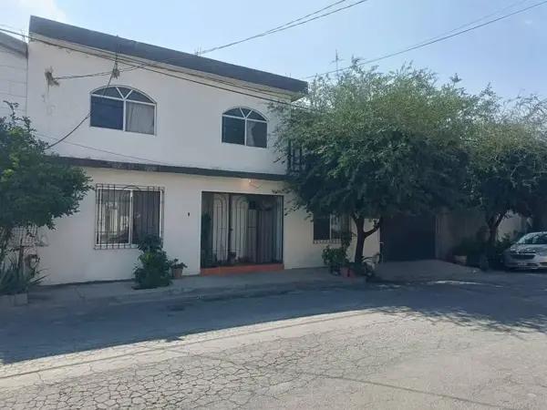 RIBERAS DEL RIO EN ESQUINA Y CON ALBERCA. MUY AMPLIA Y EN EXCELENTES CONDICIONES.