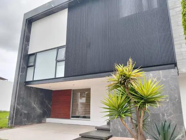 CASA EN VENTA FRENTE A PLAZA SONATA, LOMAS DE ANGELÓPOLIS II.
