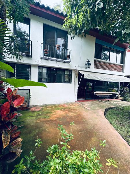 CASA EN CHAPLTEPEC (MANANTIALES) CON ELEVADOR