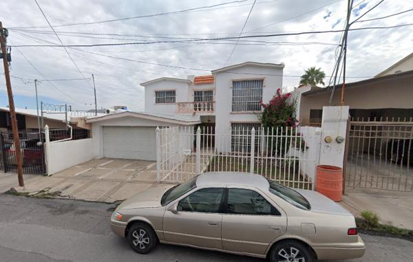 Casa Amplia con Patio y Estacionamiento en Lomas la Salle