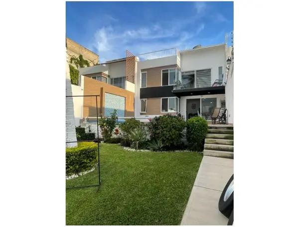 Casa sola en venta seminueva a 5 minutos de la autopista. Casa sola en venta seminueva a 5 minutos de la autopista.