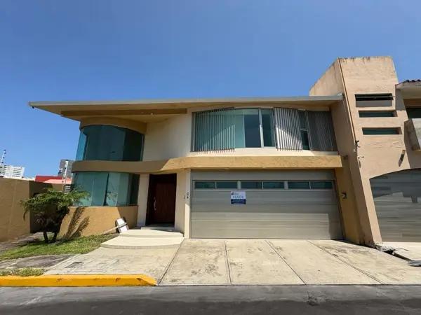 Casa  con recámara en planta baja.