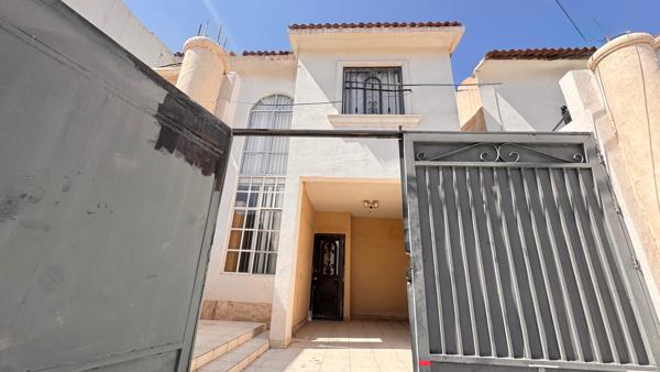 Casa en Venta en Fracc Privado en Gómez Palacio,Dgo. 4 recámaras, 1 en planta baja .