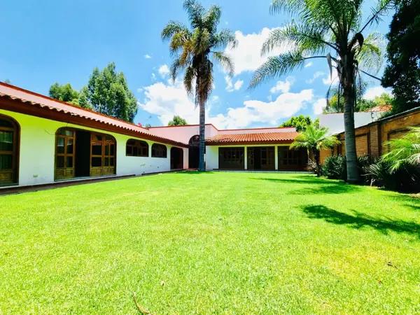 VENTA CASA DE UN SOLO PISO CON 2 AMPLIOS JARDINES PRIVADOS, UBICADA EN FRAC DE 3 RECAMARAS