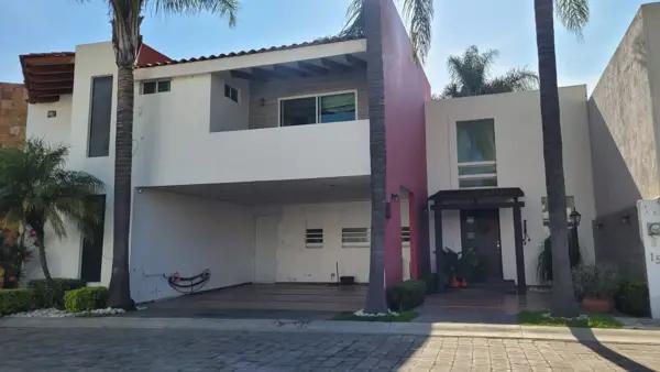 Casa en Venta en fraccionamiento en Puebla, Zona Calzada Zavaleta, 3 Recámaras