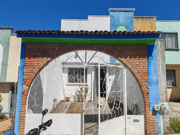 CASA CON TERRENO EXCEDENTE