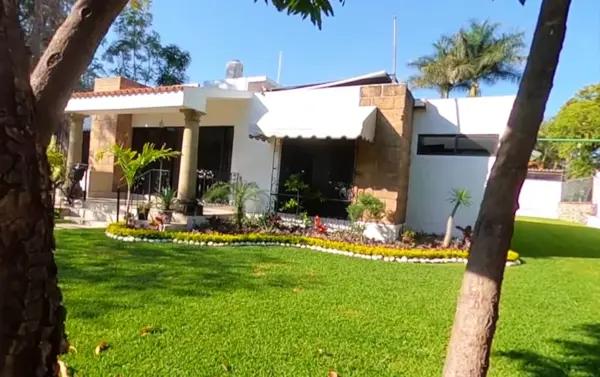 SE RENTA CASA DE UNA PLANTA CON ALBERCA Y JARDIN EN FRACC LAS FINCAS