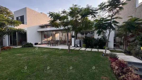 CASA MINIMALISTA CON VISTA A LOS VOLCANES EN HACIENDA TETELA - V382