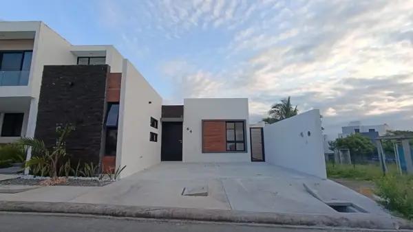 Casa nueva de un piso con alberca en Lomas de la Rioja, Riviera Veracruzana