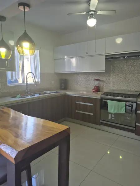 Muy bonita casa en venta casi nueva en colonia privada con alberca y parque. Puerta de hierro