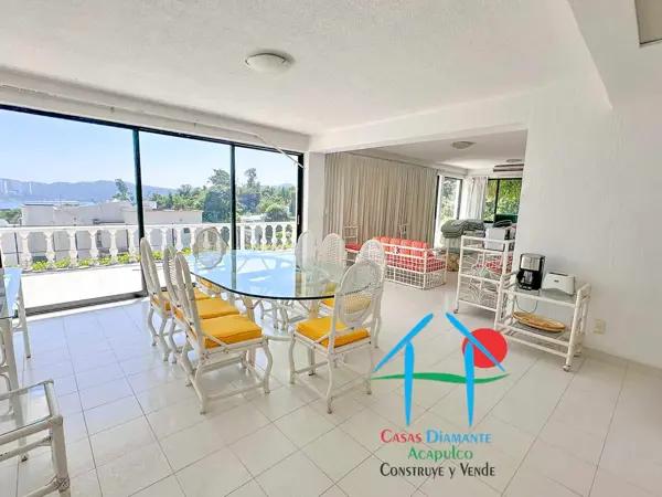 Vista parcial al mar, jardín privado, terraza y cuarto de servicio Vista parcial al mar, jardín privado, terraza y cuarto de servicio