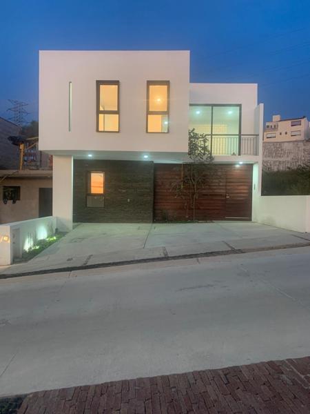 Casa nueva en venta en Balcones de Vista Real, Corregidora, con jardín y alberca Casa nueva en venta en Balcones de Vista Real, Corregidora, con jardín y alberca