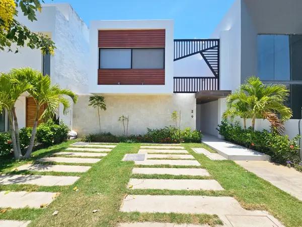 Casa de Lujo con Alberca Privada en La Cruz de Huanacaxtle, Nayarit | Jardín y Alberca
