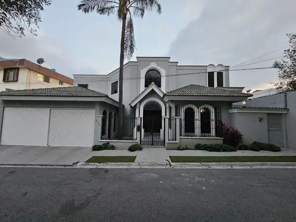 Casa con Alberca + Paneles Solares + Entre 2 Parques – Contry MTY