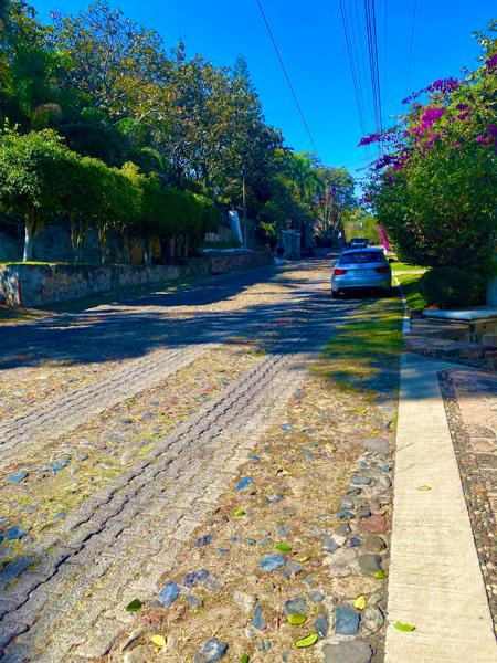 LINDO LOTE EN VENTA DENTRO DEL FRACCIONAMIENTO PINAR DE LA VENTA, CON VISTA ESPECTACULAR