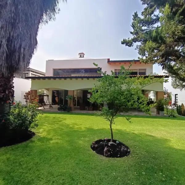 Casa en venta, 3 recámaras + estudio y amplio jardín, en Club de Golf Balvanera